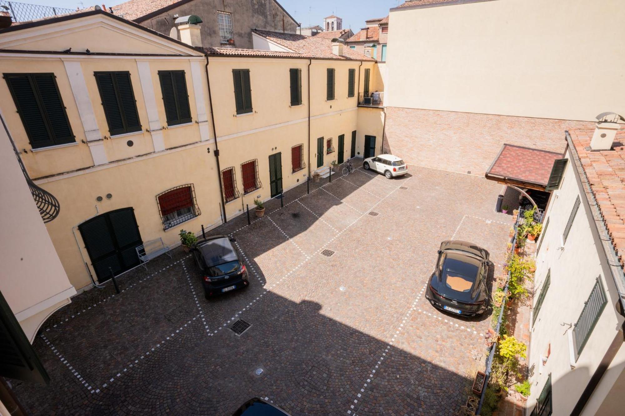 Ferienwohnung Mansarda Vespucci - Parcheggio Auto Ferrara Exterior foto